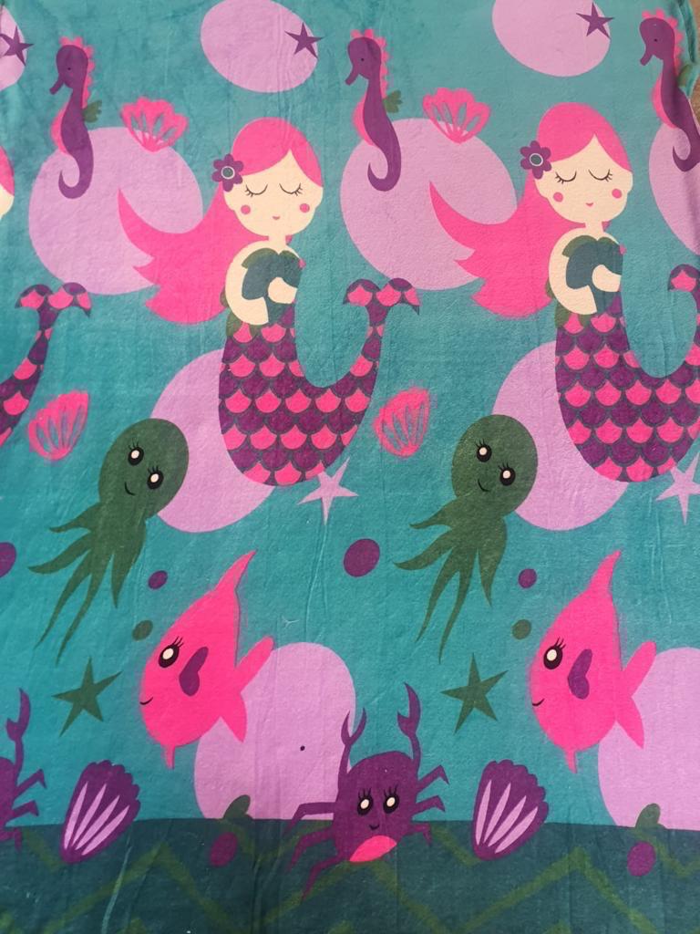 10-71-02-0077 - FRAZADA LIGERA, Cobertor de material microfibra de poliester con acabado interior tipo borrega, TAMAÑO MATRIMONIAL - ALTURA 210 - 220 CM,  ANCHO 170 - 180 CM, DISEÑO INFANTIL SIRENITA