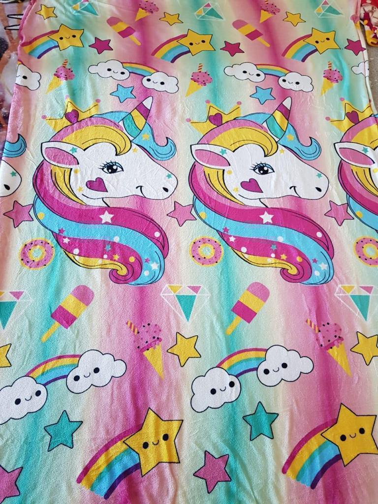 10-71-02-0091 - FRAZADA LIGERA, Cobertor de material microfibra de poliester con acabado interior tipo borrega, TAMAÑO MATRIMONIAL - ALTURA 210 - 220 CM,  ANCHO 170 - 180 CM, DISEÑO INFANTIL UNICORNIO 3