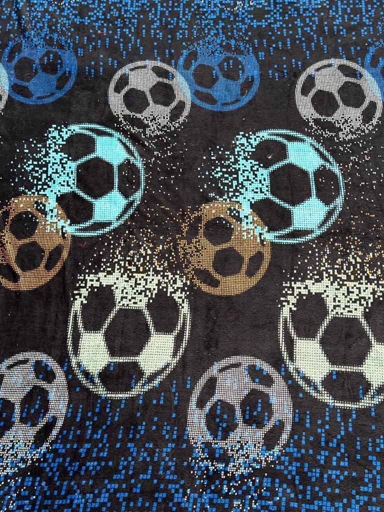 10-71-02-0065 - FRAZADA LIGERA, Cobertor de material microfibra de poliester con acabado interior tipo borrega, TAMAÑO MATRIMONIAL - ALTURA 210 - 220 CM,  ANCHO 170 - 180 CM, DISEÑO INFANTIL FUTBOL
