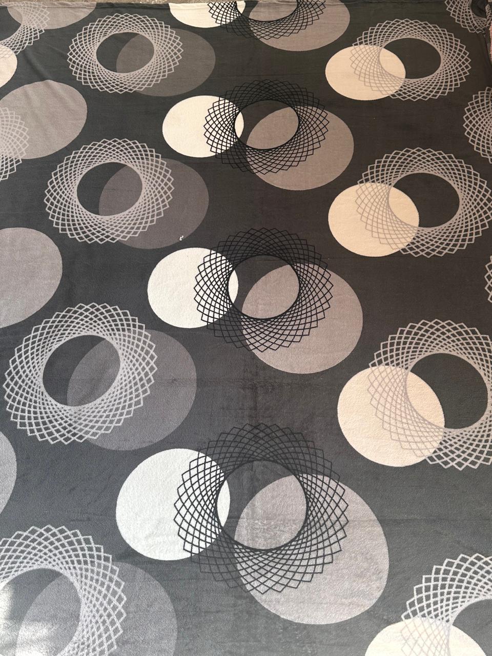 10-71-02-0009 - FRAZADA LIGERA, Cobertor de material microfibra de poliester con acabado interior tipo borrega, TAMAÑO MATRIMONIAL - ALTURA 210 - 220 CM,  ANCHO 170 - 180 CM, DISEÑO GEOMETRIA CIRCULAR